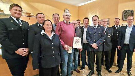 &Uuml;ber die Ernennung von Dieter St&uuml;binger (Mitte) zum Ehrenmitglied freuten sich (von links) Schriftf&uuml;hrer Andreas Zimmermann, Kassier Hermann Grampp, Zweite Vorsitzende Kerstin Berg, Pfarrer Stephan Schmidt, Stadtrat Lothar Seyfferth, Kommandant C...