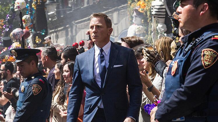 Die Er&ouml;ffnungssequenz von "Spectre" spielt in Mexico City, wo Bond (Daniel Craig) einen Auftrag zu erledigen hat.