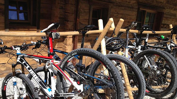 Viel Rad vor der Hütte