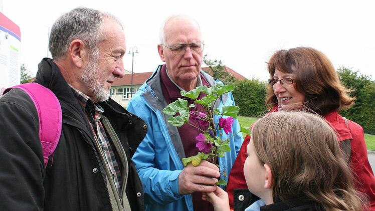 Barry Nunn aus Australien (Mitte) lässt sich die fränkische Kräuterwelt erklären. Im Bild mit seiner Gastfamilie aus Zückshut Foto: Evi Seeger