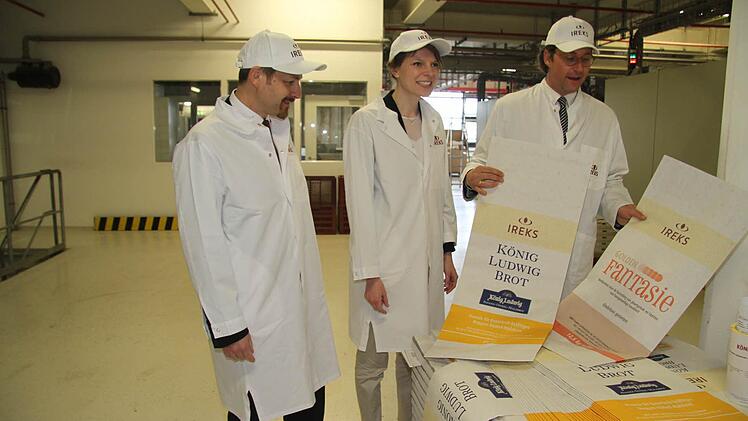 Andreas Scheuer interessierte sich für die Brote und die Erfolgsprodukte, die aus Kulmbach kommen: Auch der stellvertretende Landrat Jörg Kunstmann und Bundestagsabgeordnete Emmi Zeulner erfuhren bei der Betriebsführung durch Detlef Topp viel Neues.