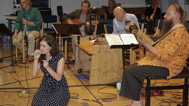 Ein eindrucksvoller Auftritt einer Volksweise mit neuen Arrangement, die Martina Shana Haider (vorne) inszenierte, begleitet (v. l.) von Franz-Josef Schramm, Peter Näder, Frank Bluhm und Michael Hilbel an der Sitar. Foto: Ehling