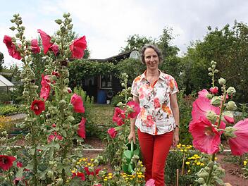Die Stockrose ist Ulrike Aichners Lieblingspflanze.  Fotos: Robert Huger
