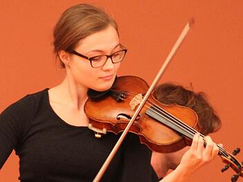 Lilian Heere ist erst 20 Jahre alt, sie studiert in München an der Musikhochschule. Mit dem Violinkonzert in A-Dur hatte die junge Künstlerin ein Werk ausgesucht, das ihr auf den Leib geschneidert war. Lilian Heere interpretierte Mozart erfrischend-fröhlich, ohne Dramatik. Foto: Sonja Adam