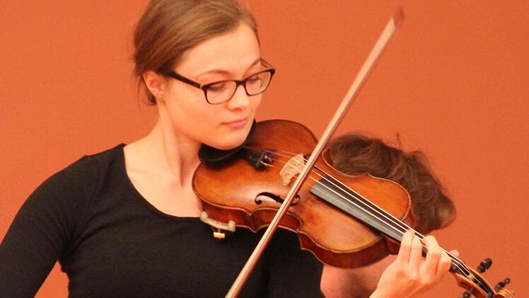 Lilian Heere ist erst 20 Jahre alt, sie studiert in München an der Musikhochschule. Mit dem Violinkonzert in A-Dur hatte die junge Künstlerin ein Werk ausgesucht, das ihr auf den Leib geschneidert war. Lilian Heere interpretierte Mozart erfrischend-fröhlich, ohne Dramatik. Foto: Sonja Adam