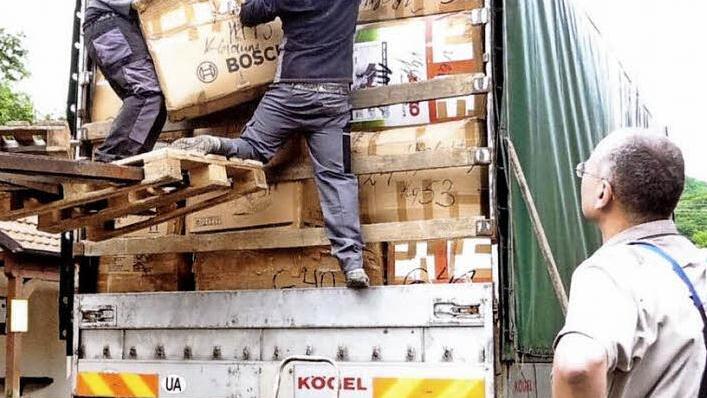 Keine Hilfstransporte werden in Zukunft in Unfinden mehr verladen werden. Aus gesundheitlichen Gründen ist das Erwin Koch nicht mehr möglich. Unser Archivbild zeigt ein Helferteam beim Verladen. Foto: privat