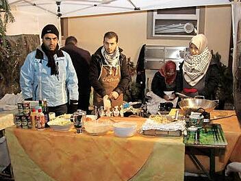 Fl&uuml;chtlinge hatten einen Stand am Weihnachtsmarkt.  Foto: Richard S&auml;nger