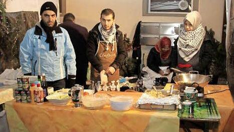 Fl&uuml;chtlinge hatten einen Stand am Weihnachtsmarkt.  Foto: Richard S&auml;nger