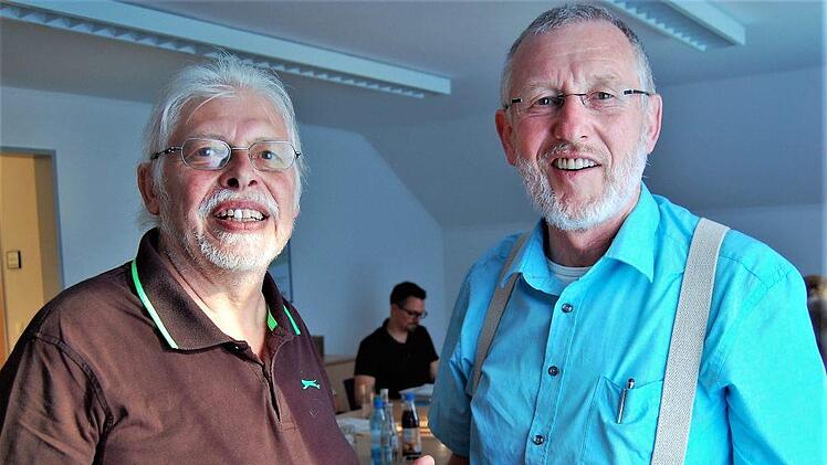 Der bisherige Vorsitzende des Abwasserzweckverbandes Aschach-Saale, Bad Bocklets Ex-Bürgermeister Wolfgang Back (links), wurde vom neu gewählten Verbandsvorsitzenden, dem Burkardrother Bürgermeister Waldemar Bug, verabschiedet.  Foto: Sigismund von Dobschütz