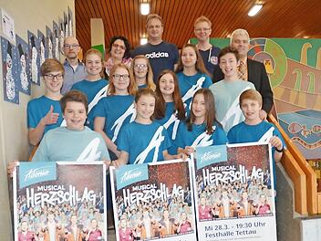 Sie proben noch fleißig für das Musical "Herzschlag", die Teens und Teilnehmer aus dem Landkreis Kronach mit (hinten von links) Matthias Fiedler, Christiane Fiedler, Jörg Söllner, David Reinhold und Bürgermeister Timo Ehrhardt. Foto: K.- H. Hofmann