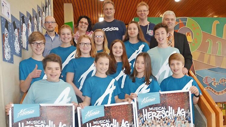 Sie proben noch fleißig für das Musical "Herzschlag", die Teens und Teilnehmer aus dem Landkreis Kronach mit (hinten von links) Matthias Fiedler, Christiane Fiedler, Jörg Söllner, David Reinhold und Bürgermeister Timo Ehrhardt. Foto: K.- H. Hofmann