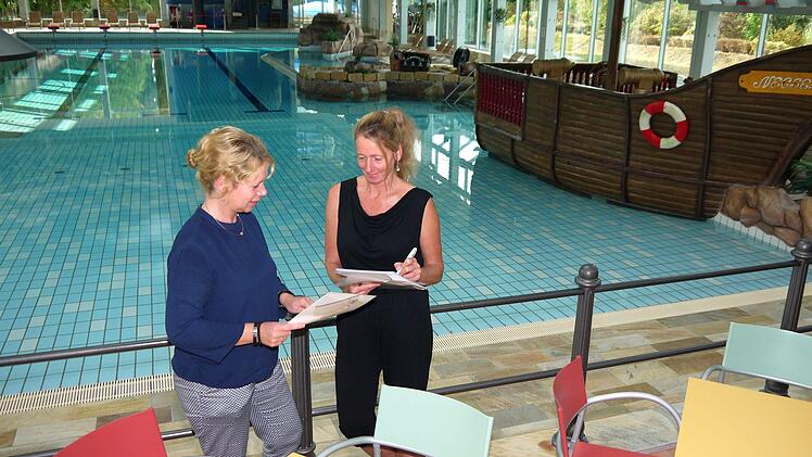 Kristin Baumgarten (links) und Petra Linnenbrügger sprechen  die Speisekarten der Gastronomie im "Bademehr" durch.Foto: Berthold Köhler