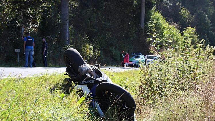 Motorradunfall am Sonntagnachmittag (16. September 2018): Ein 44-Jähriger verliert zwischen Steinwiesen und Nordhalben die Kontrolle über sein Gefährt. Foto: Andreas Schmitt