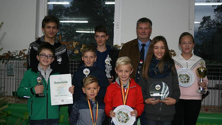 Diese jungen Z&uuml;chter freuten sich bei der Kreisschau in Reitsch &uuml;ber Pokale und Medaillen f&uuml;r ihre tollen Zuchterfolge. Mit im Bild Kreisjugendleiter Rainer BauerMaria L&ouml;ffler