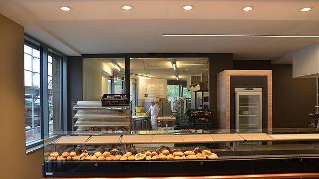 Die gl&auml;serne B&auml;ckerei war Teil des Programms. Die Kunden sollten sehen, wo ihre Backwaren entstehen.  Fotos: Panzer, Busch