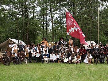 Das Dragonerregiment Johann Wolf "nimmt" morgen, Sonntag, 16. Juni,  die Trimburg ein. Der Historienverein aus Mömlingen zeigt das Leben im 30-jährigen Krieg.      heg/Foto: Reinhold Wahler