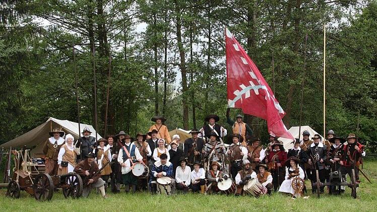 Das Dragonerregiment Johann Wolf "nimmt" morgen, Sonntag, 16. Juni,  die Trimburg ein. Der Historienverein aus Mömlingen zeigt das Leben im 30-jährigen Krieg.      heg/Foto: Reinhold Wahler