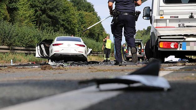 Die Bundesstra&szlig;e wurde gesperrt: In Mittelfranken ist es am Montag zu einem Verkehrsunfall gekommen. Foto: O&szlig;wald/News5