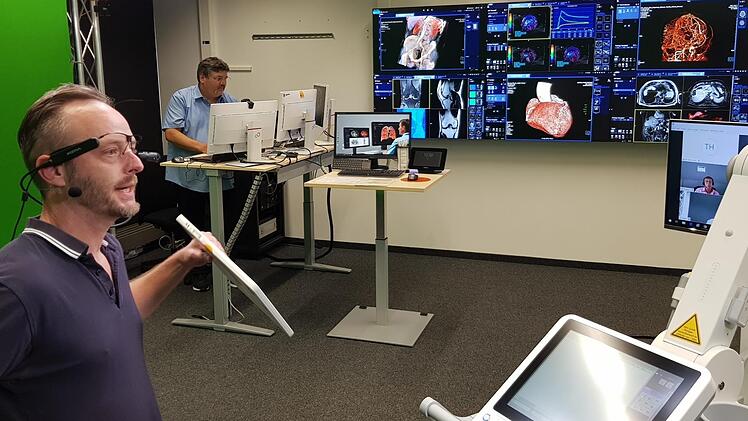 Während Trainer Thomas Müller ein medizinisches Gerät erklärt, macht seine Kamera-Brille jeden Handgriff sichtbar. Via Bildschirm-Konferenz können seine Schüler weltweit mitlernen. Ekkehard Roepert