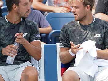 Etwas ratlos wirkten Andreas Mies (links) und Kevin Krawietz in Shanghai. Der Weltranglisten-Erste Novak Djokovic war im Doppel-Achtelfinale mit seinem serbischen Landsmann Filip Krajinovic eine Nummer zu groß. Die Deutschen schieden nach drei Sätzen aus. Foto: Archiv