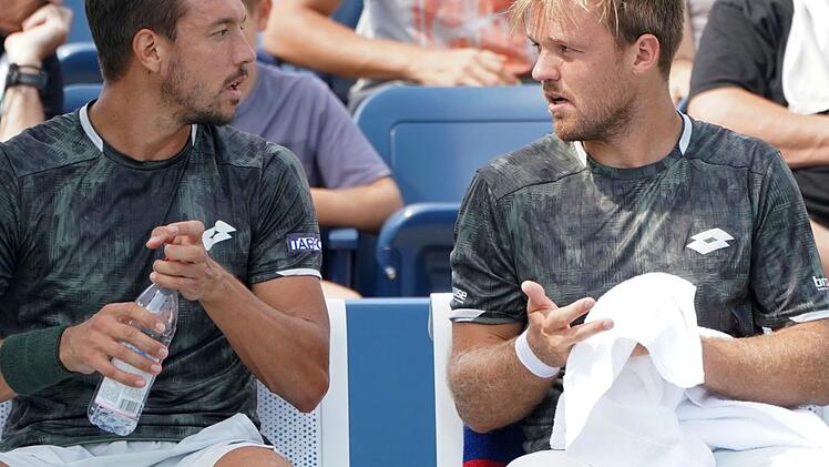 Etwas ratlos wirkten Andreas Mies (links) und Kevin Krawietz in Shanghai. Der Weltranglisten-Erste Novak Djokovic war im Doppel-Achtelfinale mit seinem serbischen Landsmann Filip Krajinovic eine Nummer zu groß. Die Deutschen schieden nach drei Sätzen aus. Foto: Archiv