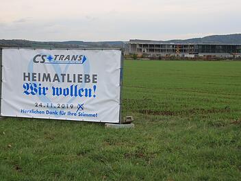 Auf diesem Grundstück will CS Trans bauen, im Hintergrund ist der Neubau von Concept Laser zu erkennen.