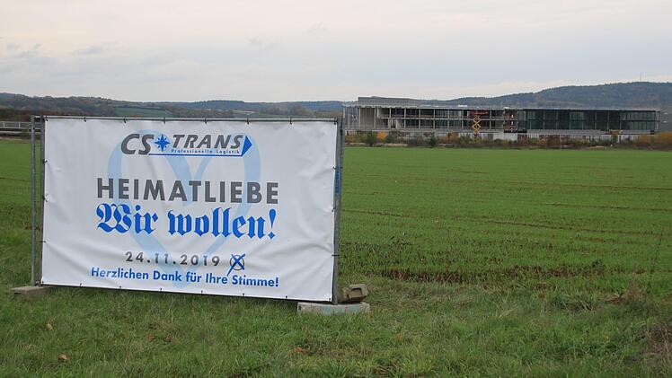 Auf diesem Grundstück will CS Trans bauen, im Hintergrund ist der Neubau von Concept Laser zu erkennen.