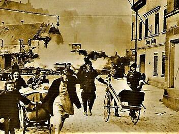 Das Kriegsende sorgt in Kronach für Chaos. Die Aufnahme entstand in der Nähe des zerstörten Hotels  "Goldener Wagen".Repro: Gerd Fleischmann