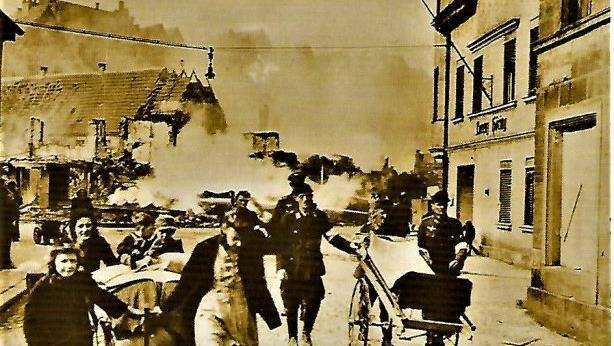 Das Kriegsende sorgt in Kronach für Chaos. Die Aufnahme entstand in der Nähe des zerstörten Hotels  "Goldener Wagen".Repro: Gerd Fleischmann