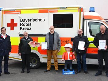 90 Jahre hauptamtliche Arbeit im Roten Kreuz würdigten (von links) Alexander Kretz (stellvertretender Kreisgeschäftsführer), Rettungsdienstleiter Rudolf Baier sowie die drei Geehrten Klaus Zehe, Wolfgang Klöffel und Jürgen Klug.  Foto: Peter Rauch