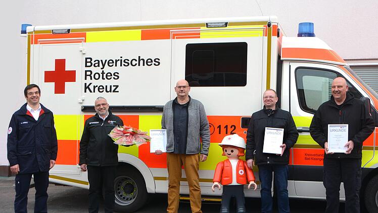 90 Jahre hauptamtliche Arbeit im Roten Kreuz würdigten (von links) Alexander Kretz (stellvertretender Kreisgeschäftsführer), Rettungsdienstleiter Rudolf Baier sowie die drei Geehrten Klaus Zehe, Wolfgang Klöffel und Jürgen Klug.  Foto: Peter Rauch
