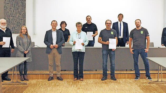 Bei der &Uuml;bergabe der Leader-F&ouml;rderbescheide (hintere Reihe von links ): Claudia Heid und Franz Roth (Verein Geselligkeit Ortspitz), Landrat Hermann Ulm und Leader-Managerin Marion Rossa-Schuster. Vordere Reihe von links; Wolfgang Mehrer und Annika Stintzing (Seniorenvertretung 55plus Ebermannstadt), Marco Trautner (B&uuml;rgermeister Wiesenttal), Silvia Roller (katholische Kirchenstiftung Wiesenttal ) sowie Thomas Distler und Robert Hubert (Sch&uuml;tzengilde Trubachtal)