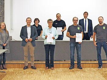 Bei der Übergabe der Leader-Förderbescheide (hintere Reihe von links ): Claudia Heid und Franz Roth (Verein Geselligkeit Ortspitz), Landrat Hermann Ulm und Leader-Managerin Marion Rossa-Schuster. Vordere Reihe von links; Wolfgang Mehrer und Annika Stintzing (Seniorenvertretung 55plus Ebermannstadt), Marco Trautner (Bürgermeister Wiesenttal), Silvia Roller (katholische Kirchenstiftung Wiesenttal ) sowie Thomas Distler und Robert Hubert (Schützengilde Trubachtal)