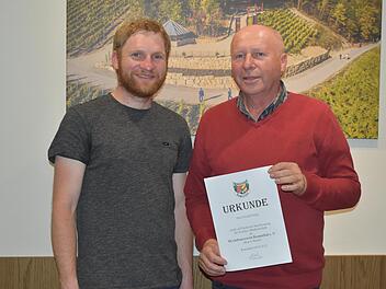 Der Vereinsvorsitzende Lorenz Neder ehrt seinen Vater Ewald Neder für 40 Jahre Mitgliedschaft im Weinbauverein Ramsthal.