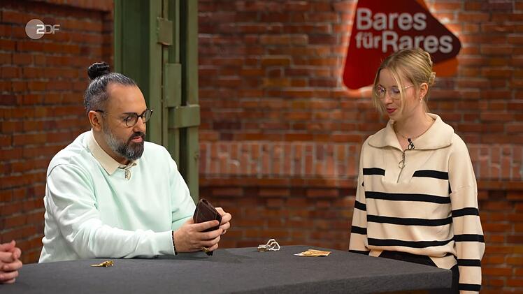 Was sonst noch zum Verkauf angeboten wurde: Eine Schleifenbrosche aus dem Jahr 1964 ist nicht aus Gold, aber immerhin von Christian Dior und 100 bis 150 Euro wert. Vom neuen Händler Ferdinand Resul Adanir, kurz Ferdinand genannt, bekam die Verkäuferin mit 200 Euro sogar noch mehr als erwartet.