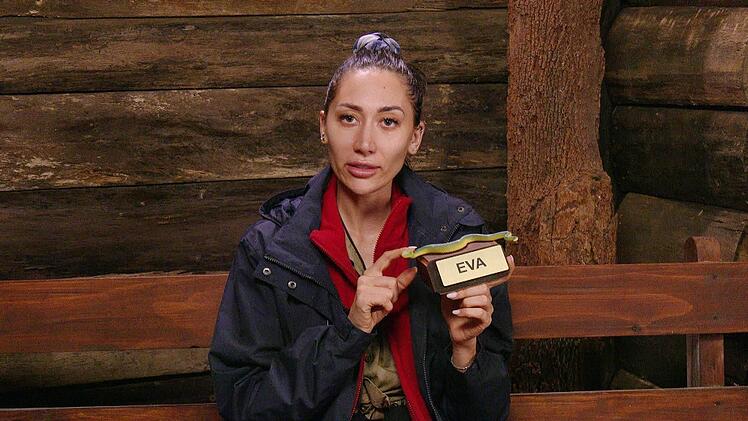 Samira &uuml;berreichte symbolisch eine Schlange an Eva, was die gar nicht lustig fand.