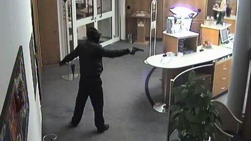 Das Bild der Überwachungskamera zeigt einen der Täter während des Überfalls am Donnerstag. Die Ermittler erhoffen sich weitere Hinweise zur Flucht der Täter aus der Bevölkerung. Foto: Polizei