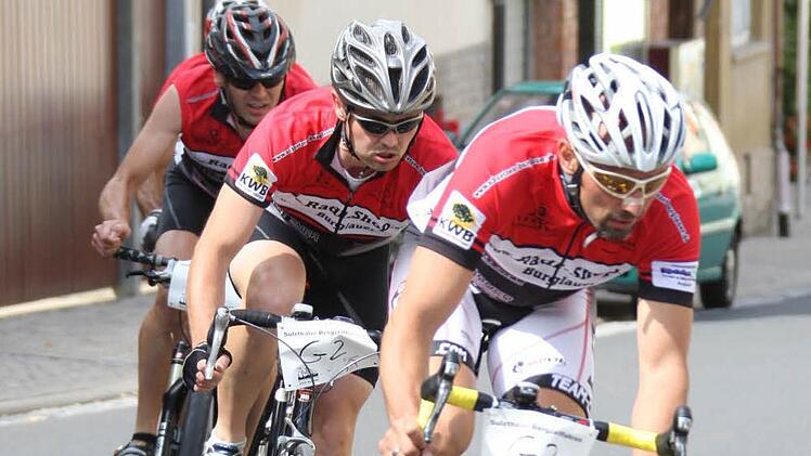Ein Höhepunkt des Bergzeitfahrens ist das Mannschaftsrennen an den Sulzthaler Serpentinen. Foto: Main-Post Archiv