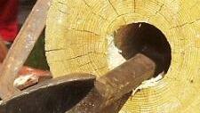 Nach rund drei Stunden war es geschafft: Die Holzleitung ist fertig. Genau in der Mitte war der Baumstamm durchbohrt worden.