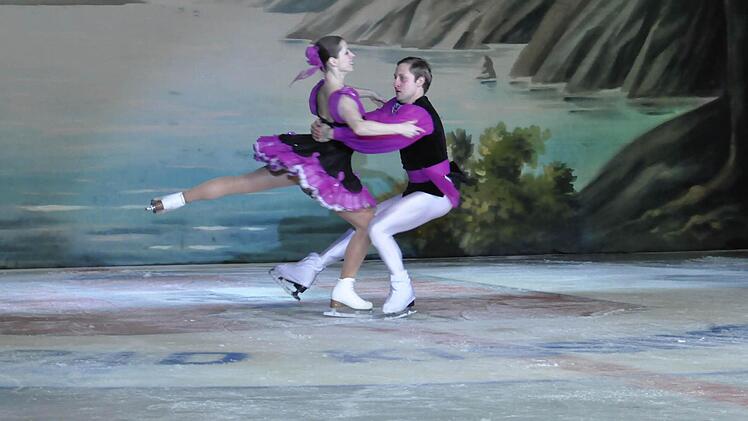 Perfektion auf dem Eis bot das St. Petersburger Eisballett bei "Schwanensee" in der Bad Kissinger Eishalle. Foto: Klopf