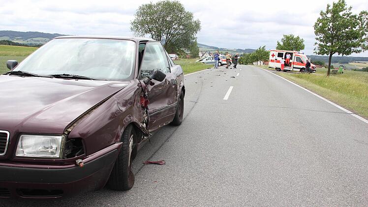 Der Audi blieb weit entfernt von den beiden anderen am Unfall beteiligten Autos liegen. Die Straße war von Trümmerteilen übersät.   Foto: Friedwald Schedel