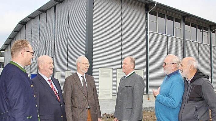 Über den gelungenen Bau freuten sich (von links) Markus Weber, Michael Weber, Johannes Weber, Georg Weber, Winfried Lebok und Gerd Peter Lauer.  Foto: Veronika Schadeck