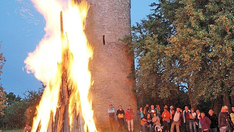 Einige Sonnwendfeuer fallen dieses Jahr wegen der hohen Brandgefahr aus. Unser Archivbild zeigt das traditionelle Sonnwendfeuer des Rhönklubs Münnerstadt an der Schlegelwarte.  Foto: Dieter Britz