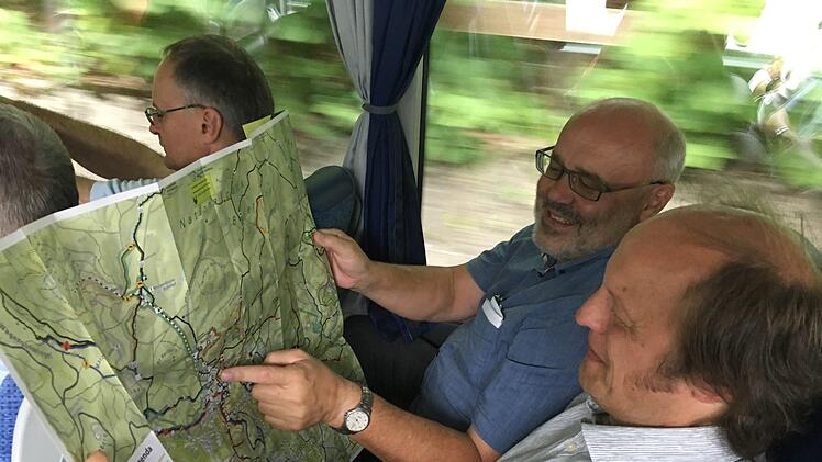 Der Oerlenbacher Bürgermeister Franz Kuhn und NP-Befürworter Ingo Queck (rechts) studieren im Bus die Karte des Nationalparks Bayerischer Wald.  Foto: Ralf Ruppert