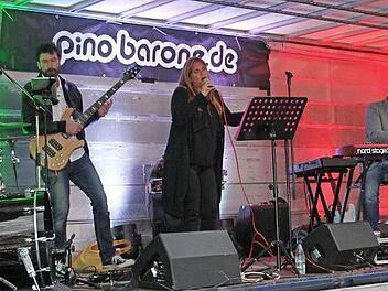 Zu den Klängen von Pino Barone & Band tanzten die Gäste auch im Regen. Fotos: Sonny Adam