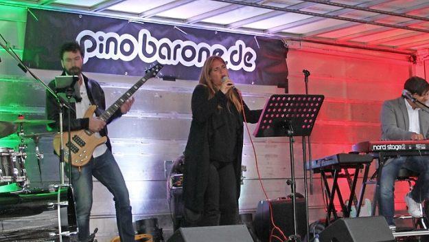 Zu den Klängen von Pino Barone & Band tanzten die Gäste auch im Regen. Fotos: Sonny Adam