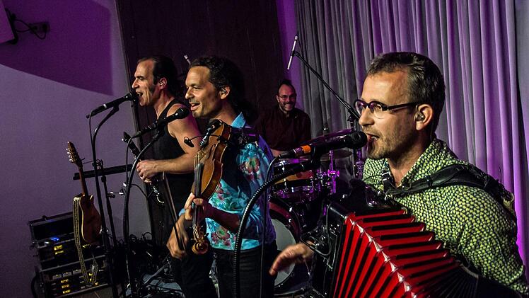 Coburg-Debüt: Das Ensemble "Trams des Balkans" beeindruckte die Zuhörer bei "Leise am Markt".Foto: Jochen Berger