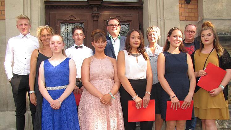 Einige Schüler aus den zehnten Klassen der Rückertschule wurdenfür ihre besonderen Leistungen und ehrenamtliches Engagementausgezeichnet. Foto: Martin Koch