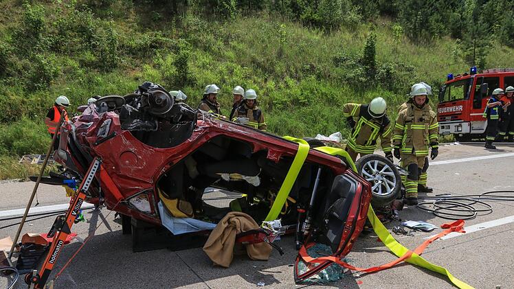 Im Landkreis Coburg ist am Montag ein schwerer Unfall passiert, bei dem ein Auto auf dem Dach auf der A73 landete. Foto: NEWS5 / Merzbach