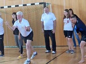 Angehende Sportabzeichen-Prüfer unterzogen sich einem zweitägigen Lehrgang in der Rodachtalhalle Marktrodach unter Ausbilder Harald Kaiser (vorne rechts).  Foto: K.-H. Hofmann